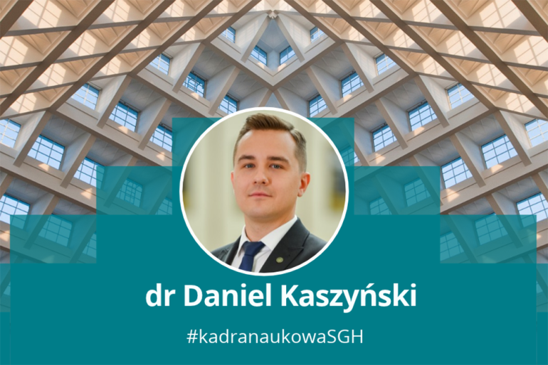 Daniel Kaszyński na tle dachu Auli Spadochronowej