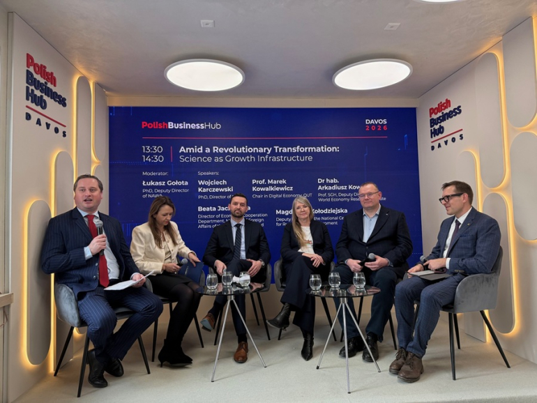 kilka osób rozmawia ze sobą na panelu podczas konferencji