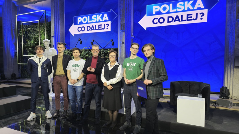 zdjęcie kilkorga osób w zaaranżowanym studiu telewizyjnym 