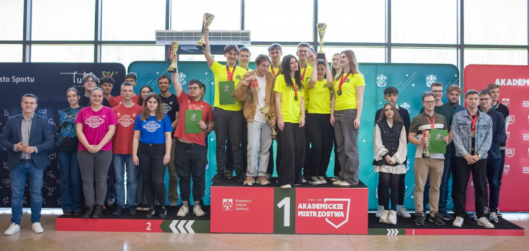 drużyny zawodników w szachach stoją na podium