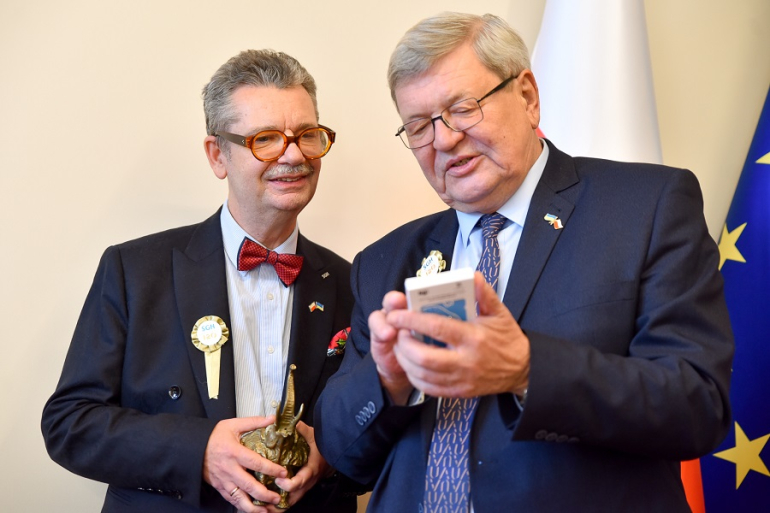 dwóch mężczyzn ogląda prezenty