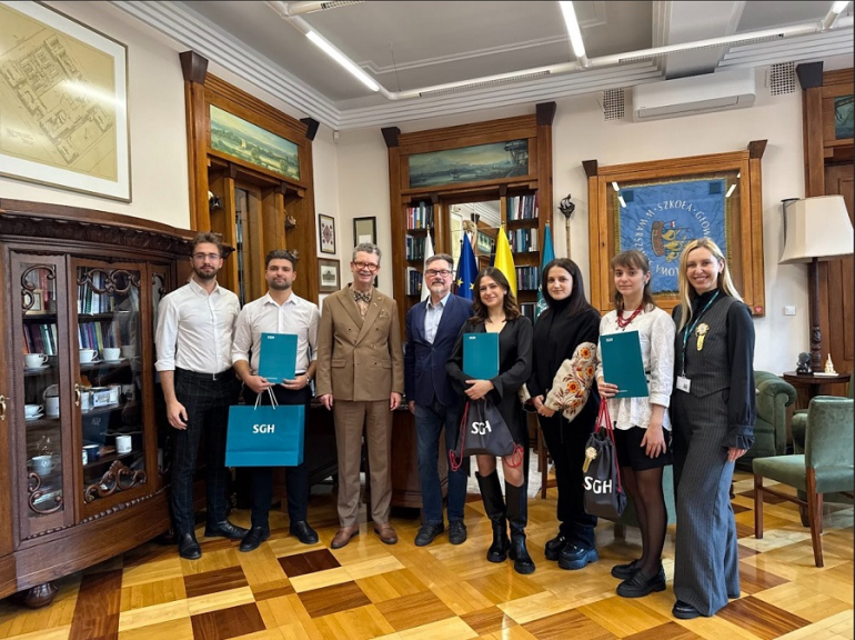 grupa osób pozuje do zdjęcia w gabinecie