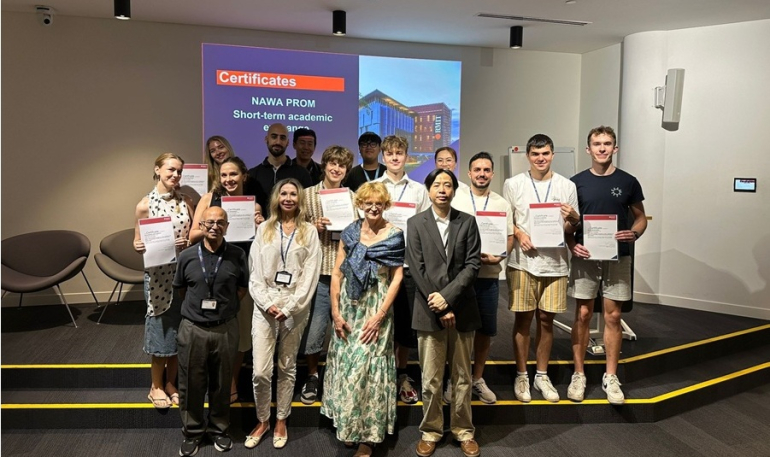 zdjęcie grupowe kilku osób