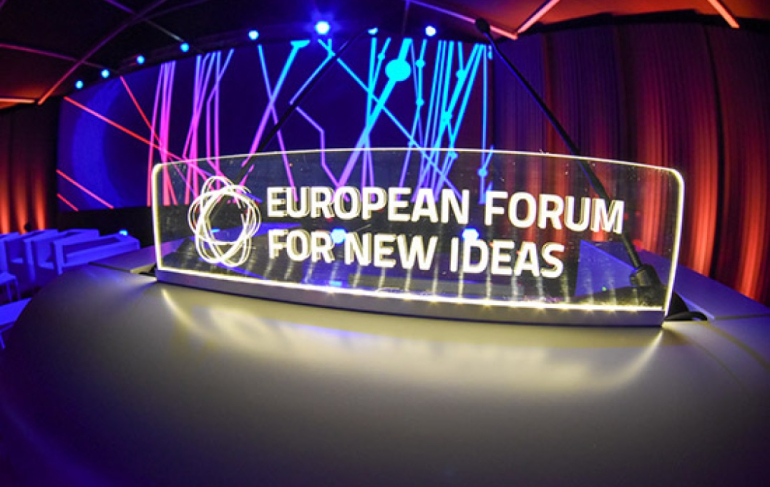 neon układający sie w napis "European Forum for New Ideas"