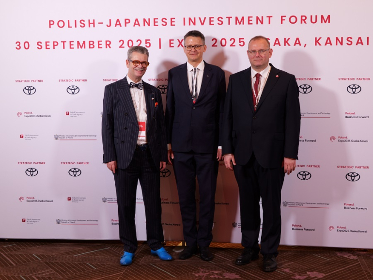 trzech mężczyzn na tle ścianki podczas EXPO 2025