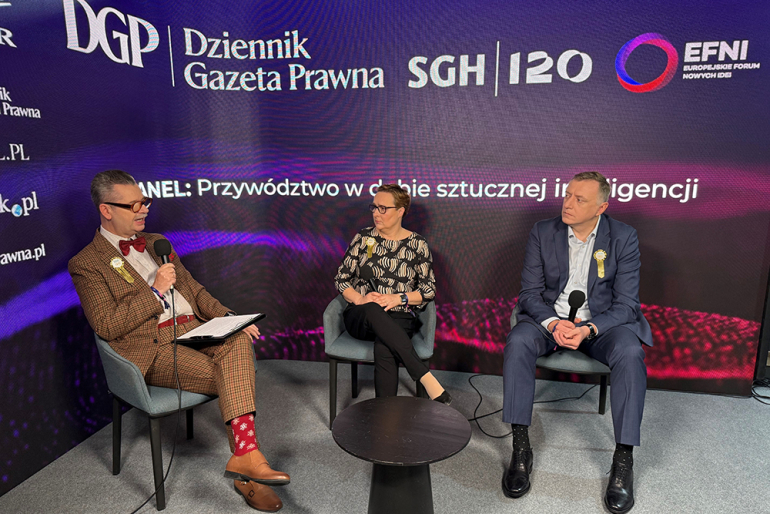 na zdjęciu trzy osoby w studiu DGP i SGH na EFNI