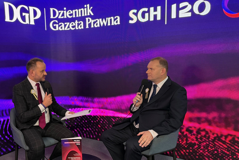 na zdjęciu studio SGH i DGP - rozmowa dwóch osób w studiu na pierwszym planie kamery 