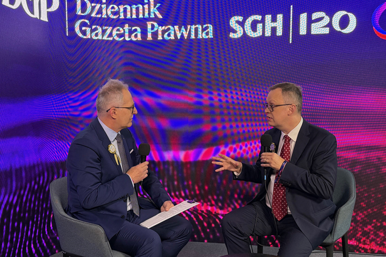 na zdjęciu studio SGH i DGP - rozmowa dwóch osób w studiu