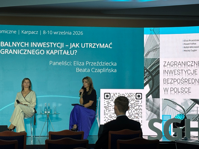 dwie osoby rozmawiają na panelu