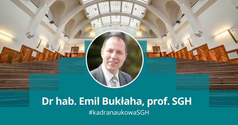 zdjęcie mężczyzny na tle Auli A i jego afiliacja