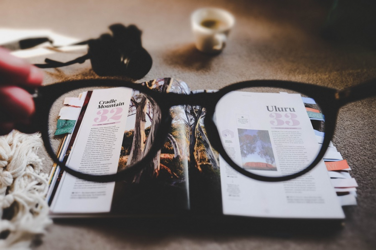 okulary zdejmowane nad czasopismem