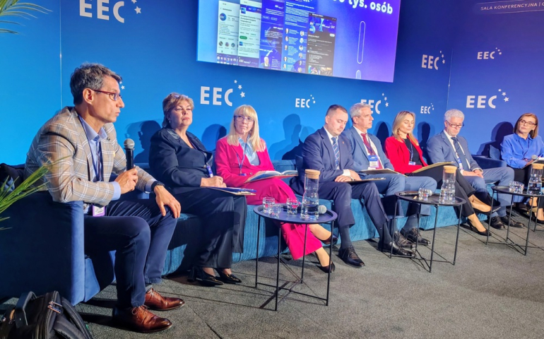 kilkoro osób na panelu