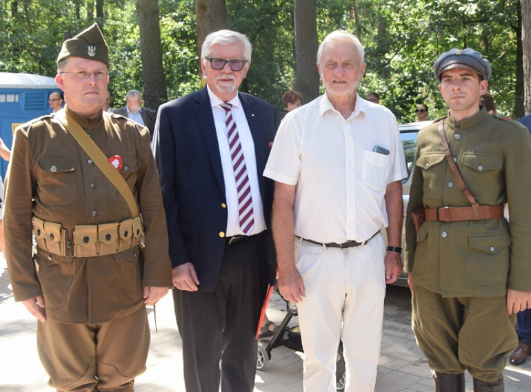 dwóch mężczyzn i dwóch żołnierzy stoi podczas uroczystości