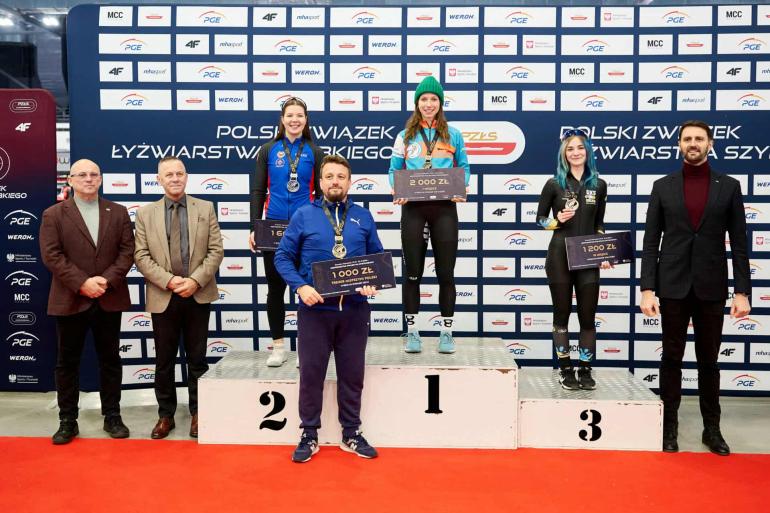 na zdjęciu medaliści z organizatorami