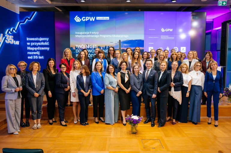 zdjęcie grupowe wewnątrz budynku