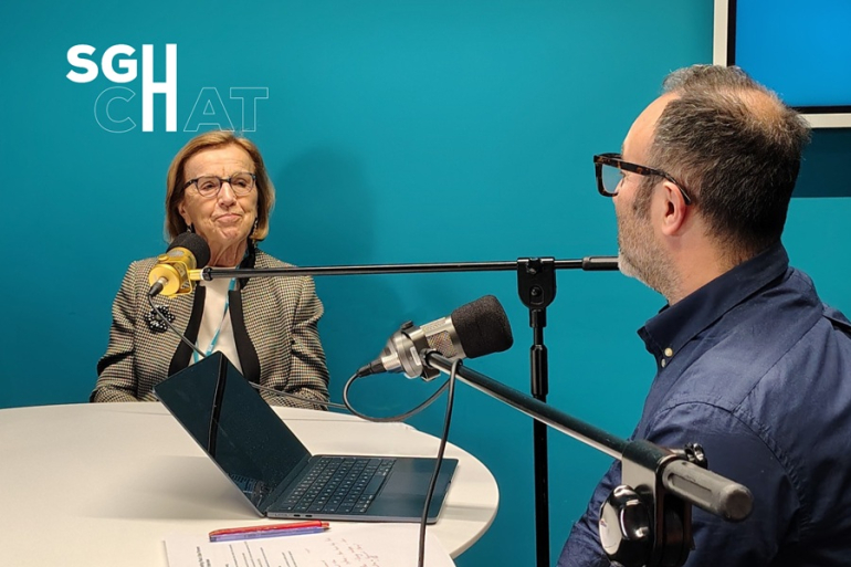 kobieta i mężczyzna rozmawiają na podcaście