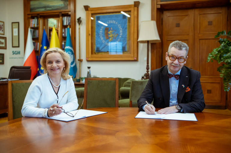 kobieta i mężczyzna podpisują dokument