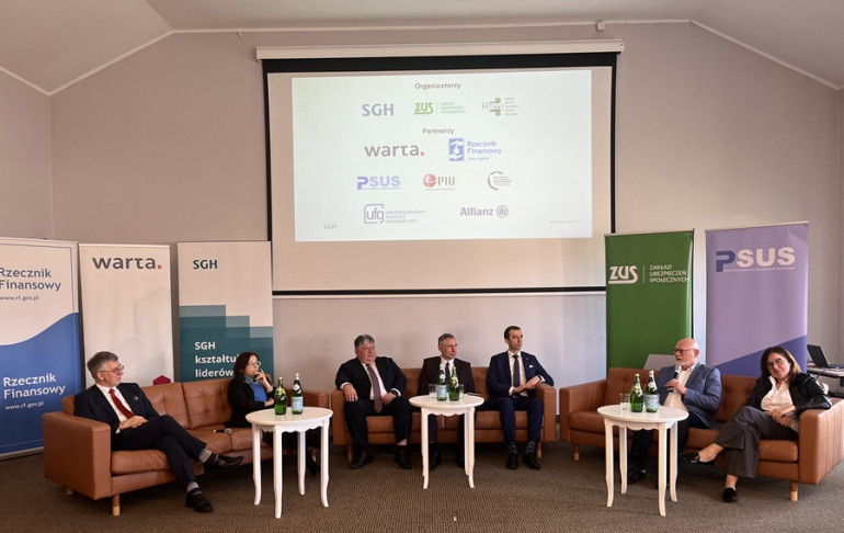 kilka osób dyskutuje na konferencji