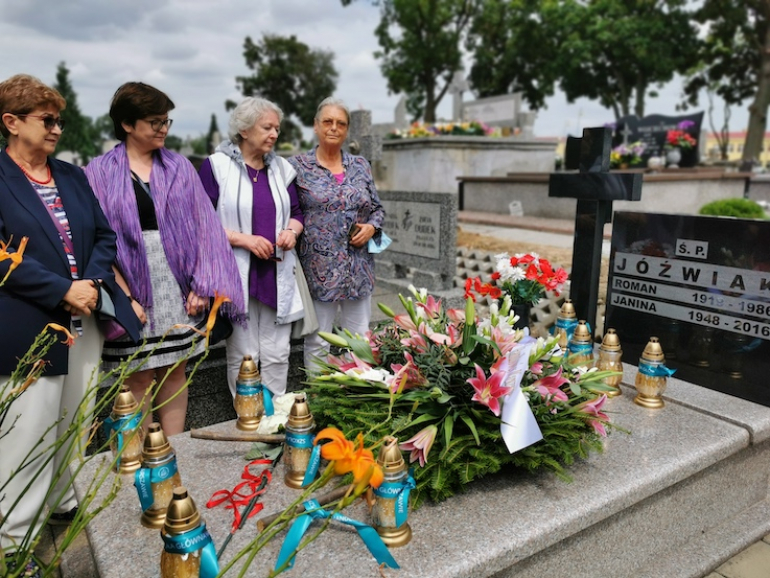 Delegacja SGH złożyła kwiaty na grobie prof. Janiny Jóźwiak, 19 lipca 2021 r.