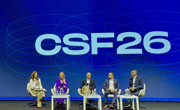 cztery osoby na scenie rozmawia na konferencji