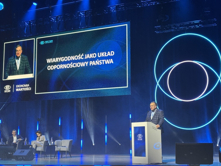 mężczyzna przemawia na kongresie