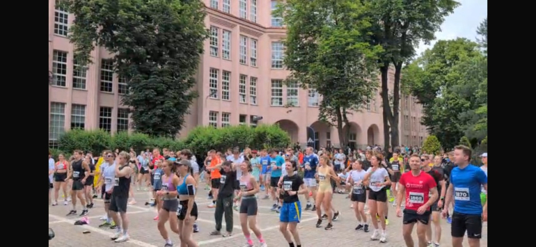 przed budynkiem uczelni rozgrzewka przed biegiem 