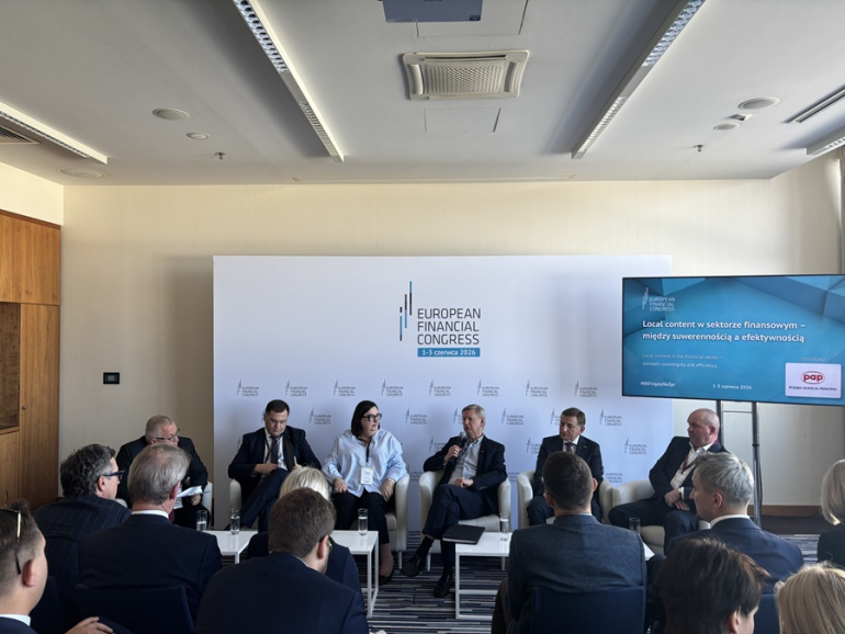 grupa osób na panelu
