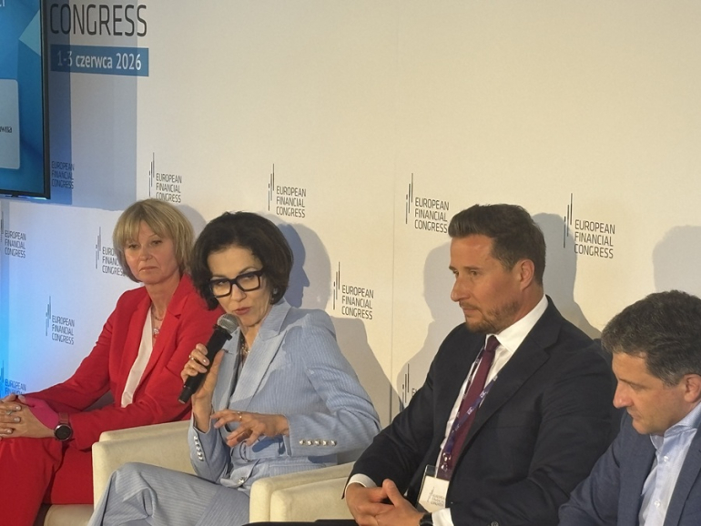 kilka osób rozmawia podczas panelu na konferencji 