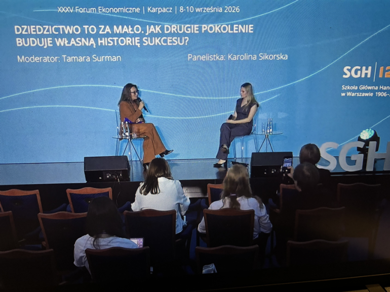 dwie młode kobiety rozmawiają na panelu