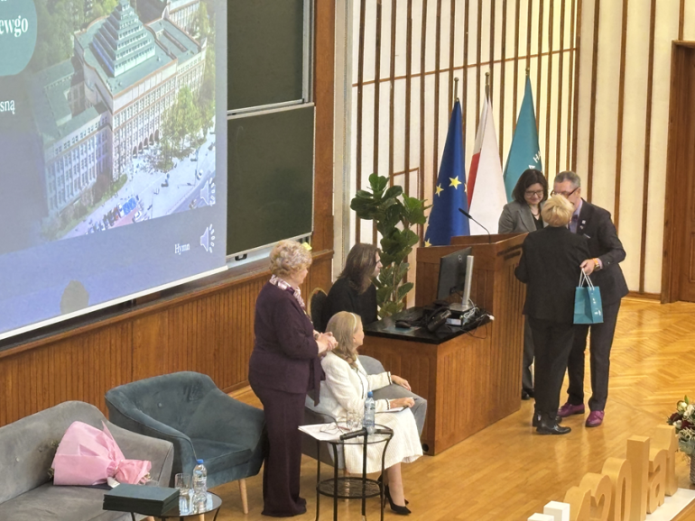 kilka osób na scenie podczas jubileuszu