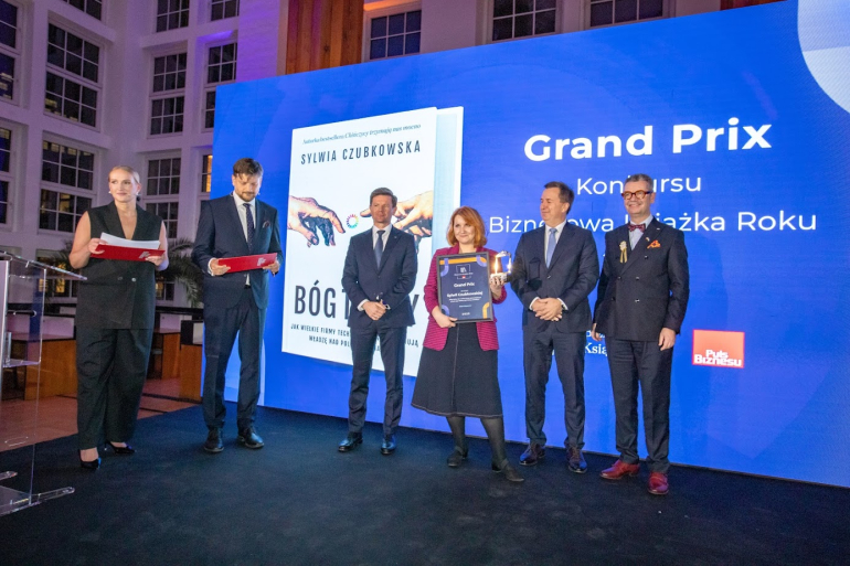 kilka osób stoi na scenie podczas gali