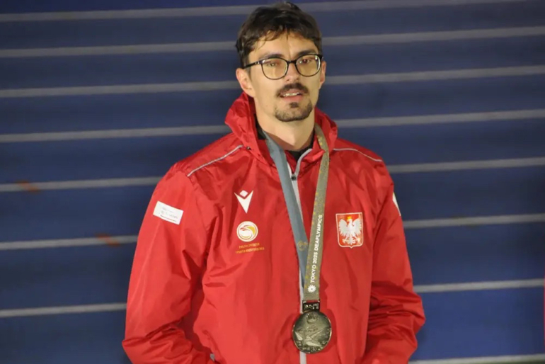 mężczyzna z medalem