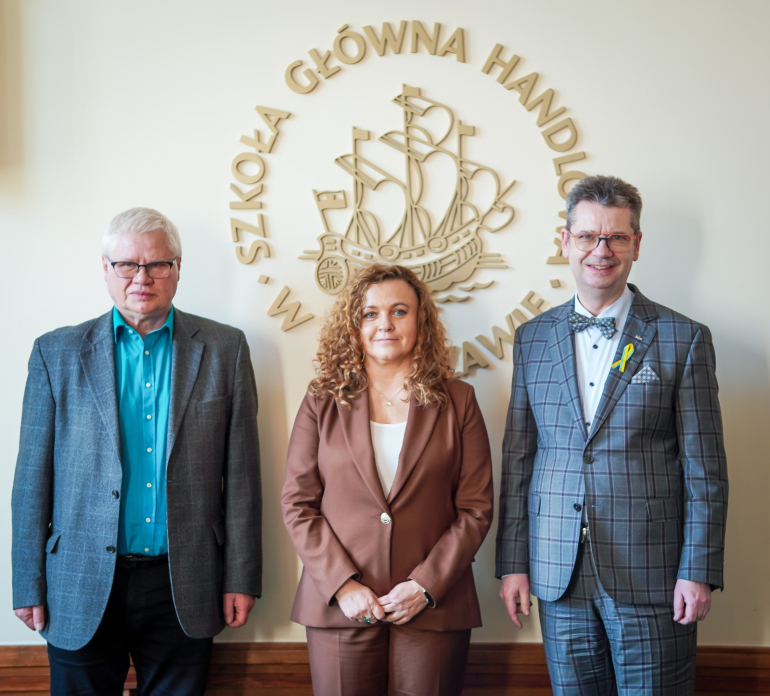 prof. Jerzy Hausner, Anna Rulkiewicz i rektor SGH Piotr Wachowiak na wspólnej fotografiii