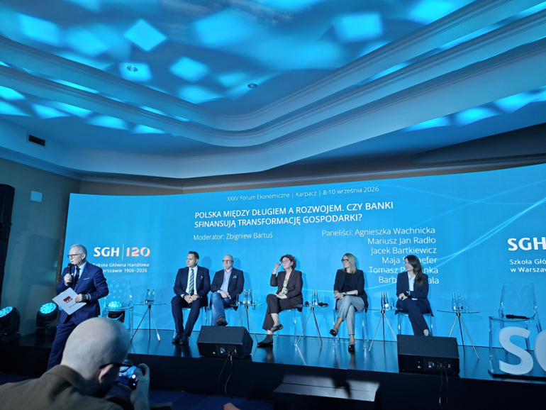 zdjęcie rozmawiających panelistów 