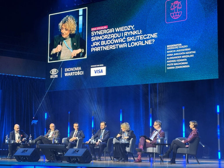 kilka osób rozmawia na konferencji