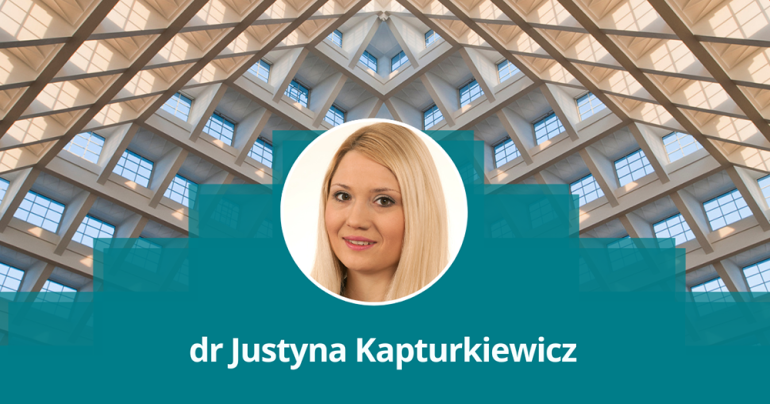 głowa kobiety na tle dachu auli spadochronowej z napisem dr Justyna Kapturkiewicz
