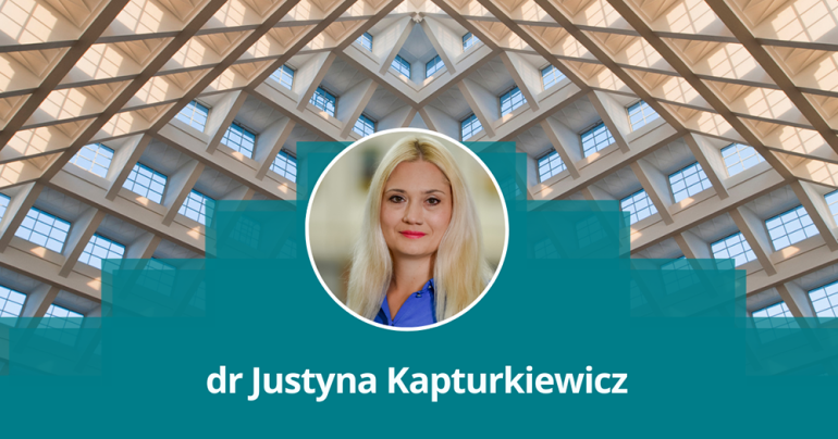 głowa kobiety na tle dachu auli spadochronowej z napisem dr Justyna Kapturkiewicz