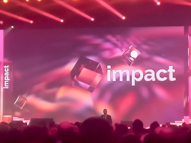 scena oświetlona na różowo, napis Impact
