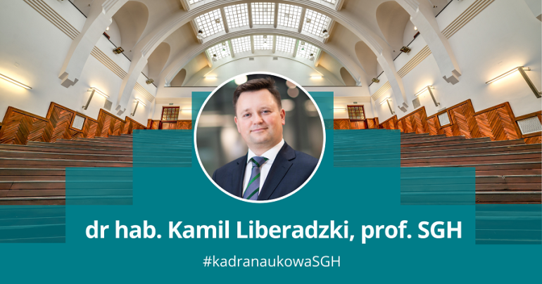 prof. Kamil Liberadzki w tle aula SGH