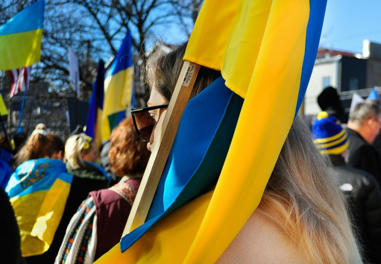 ludzie niosą ukraińskie flagi podczas demonstracji