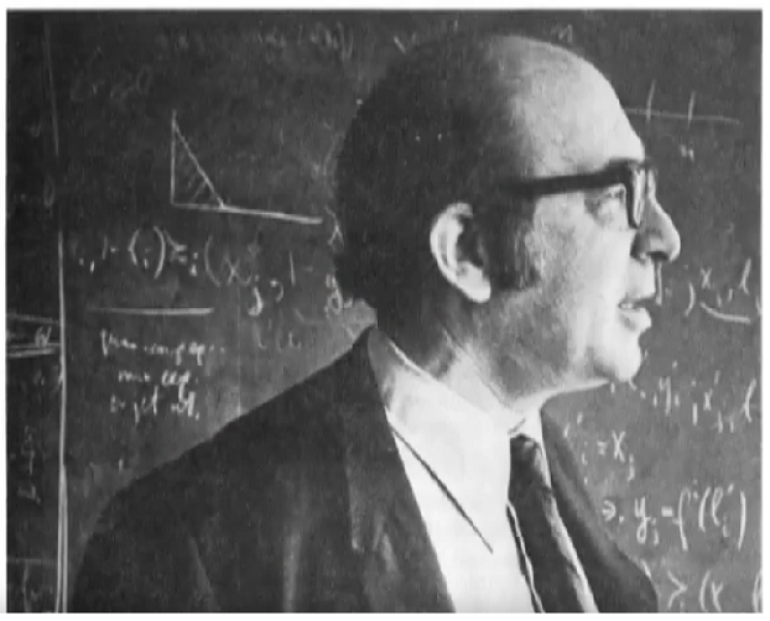 portret mężczyzny z profilu; w tle tablica zapisana wzorami matematycznymi