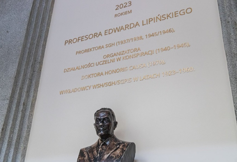 zdjęcie popiersia prof. Edwarda Lipińskiego na tle ściany z napisem informującym, że rok 2023 jest rokiem Edwarda Lipińskiego