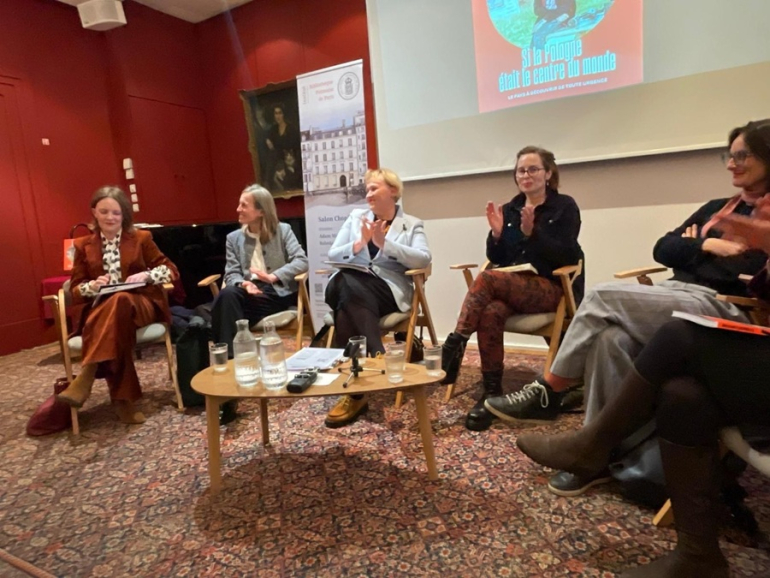 kilka kobiet dyskutuje na panelu