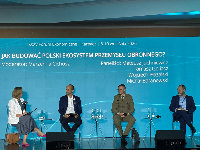 czworo rozmówców na panelu