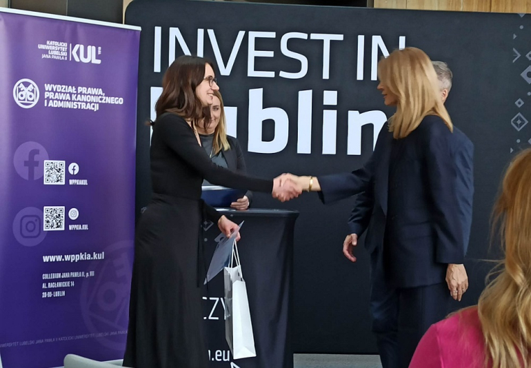 na zdjęciu laureatka przyjmuje gratulacje