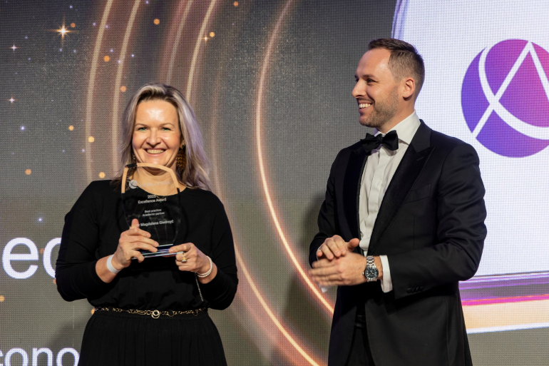 mężczyzna i kobieta na gali wręczania nagród