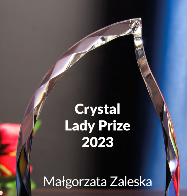 przezroczysta statuetka w kształcie liścia z napisem: Crystal Lady prize 2023 Małgorzata Zaleska