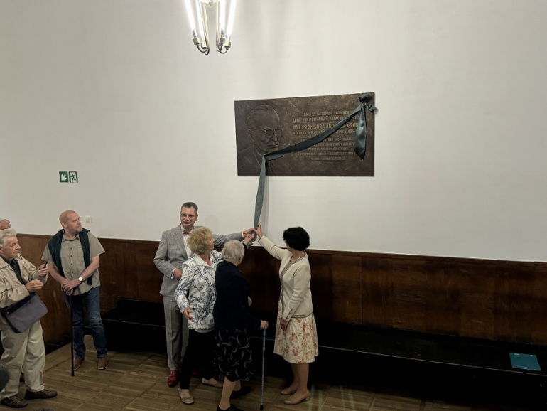 odsłonięcie tablicy Andrzeja Grodka przez rektora SGH, wnuczkę Grodka i zaproszonych gości