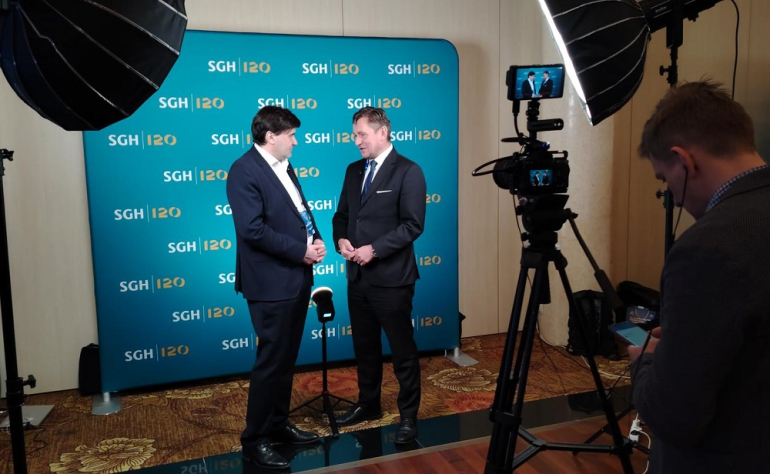 dwóch mężczyzn w studio nagrań