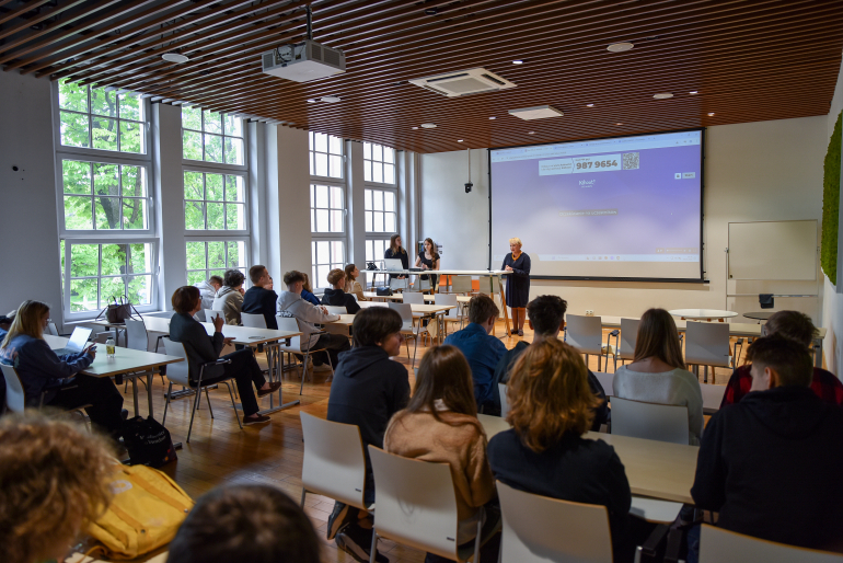 the group of students in the class room